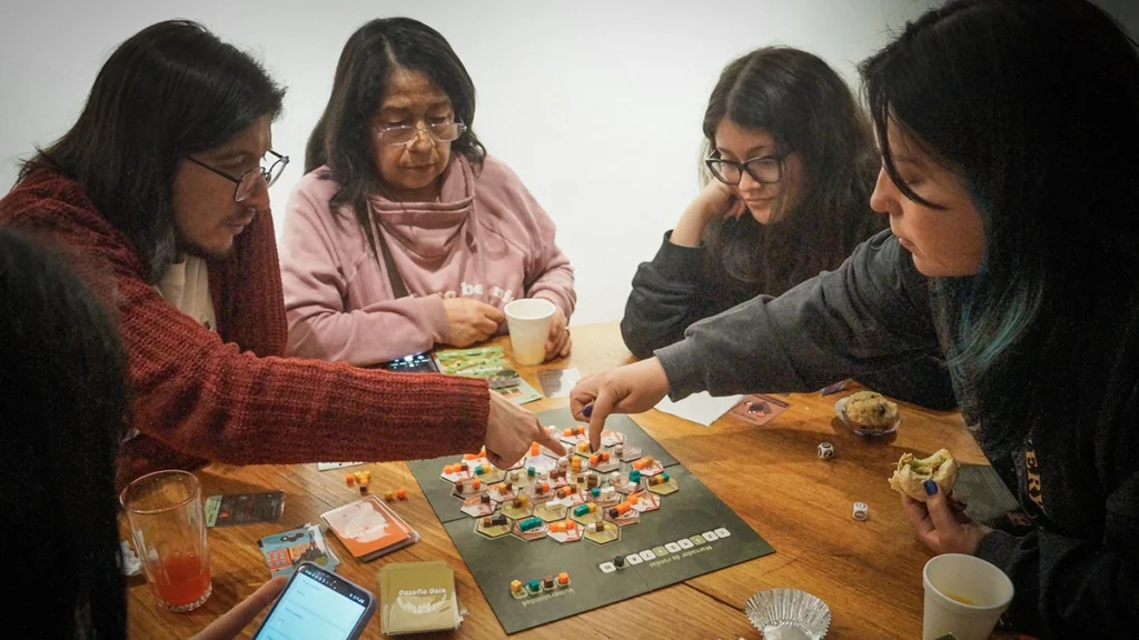Personas jugando Desafío Gaia