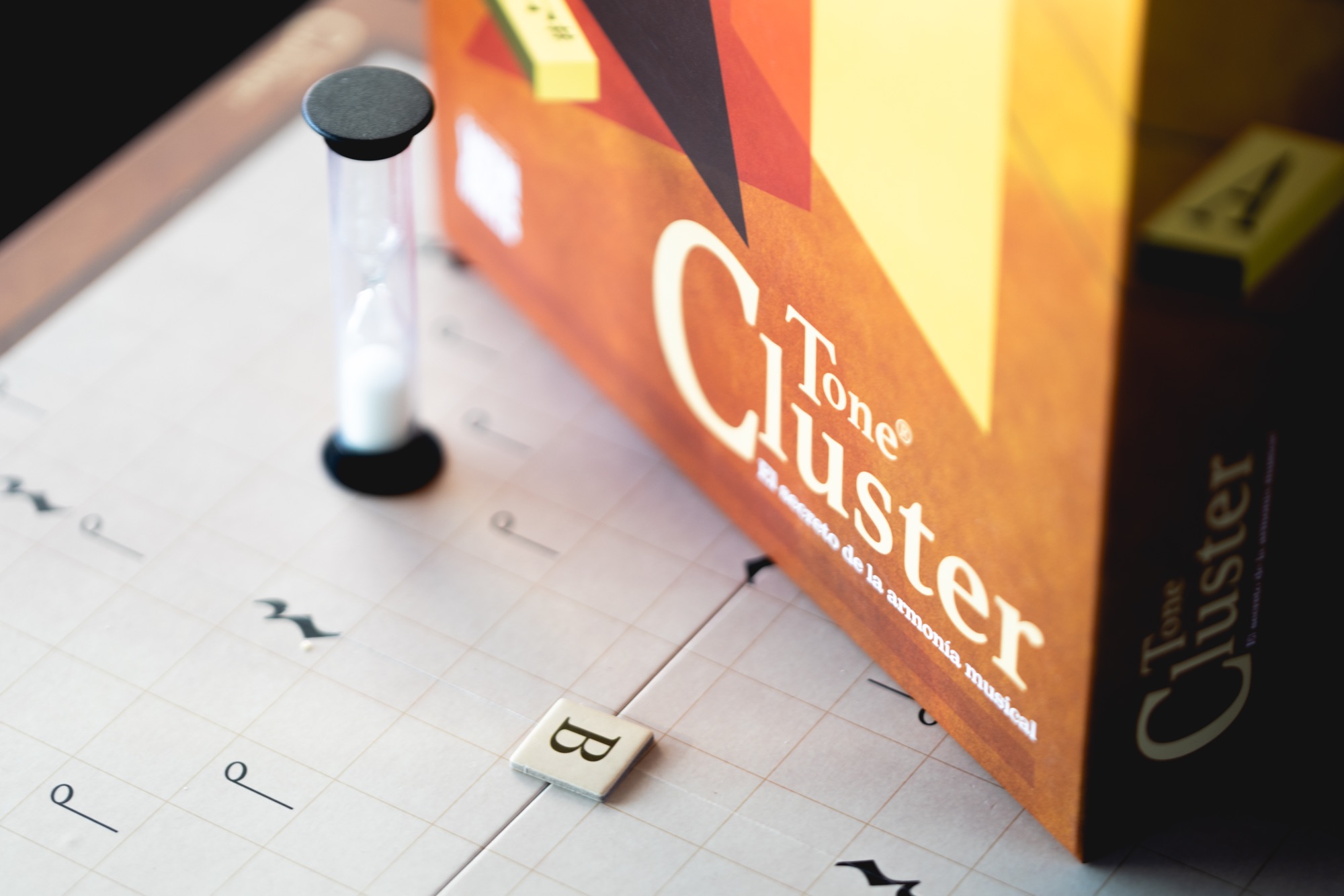 Tone Cluster: Académica chilena crea juego de mesa para aprender el lenguaje oculto de la música